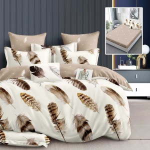 Lenjerie finet alb cu imprimeu pene naturale si cearceaf taupe, asezata pe pat modern