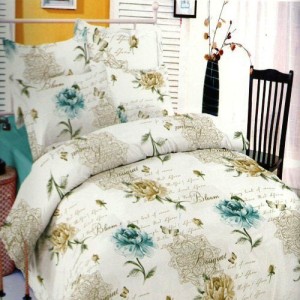 Lenjerie de pat dublu bumbac 100%, model floral elegant cu flori albastre și crem pe fundal alb, decorată cu texte romantice.