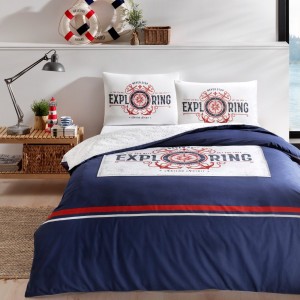 Lenjerie de pat din bumbac 100% ranforce, marca TAC, cu design nautic în alb, roșu și albastru, decorată cu busolă și inscripții.