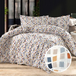 Lenjerie de pat creponata din bumbac 100% cu imprimeu geometric multicolor in forma de patrate, asezata pe un pat matrimonial