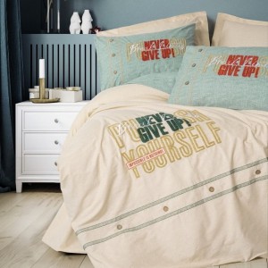 Lenjerie pat dublu bumbac 100% ranforce Cotton Box Forward Bej, cu broderie în relief „NEVER GIVE UP” și mesaje motivaționale pe fundal crem și verde mentă
