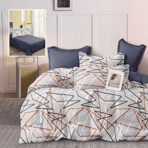 Lenjerie finet gri deschis cu imprimeu linii geometrice si cearceaf drept bleumarin, asezata pe pat modern