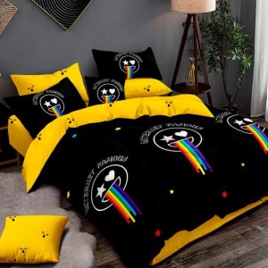 Lenjerie de pat dublu din finet, 6 piese, cu model curcubeu pe fundal negru și galben vibrant, ideală pentru a adăuga energie și culoare dormitorului.