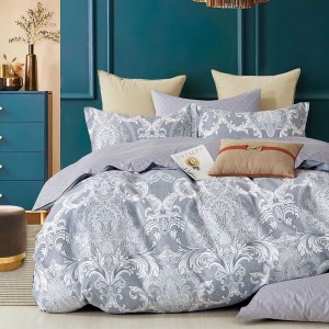 Lenjerie pat percale bumbac 100% cu design baroc alb pe fundal gri-albastru