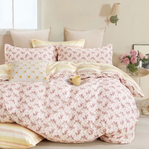 Lenjerie bumbac percale cu floricele roz pe fundal crem, fabricata in Romania