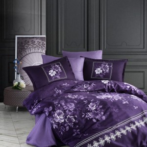 Lenjerie de pat satin de lux cu motive florale lila pe fundal mov, set de 6 piese