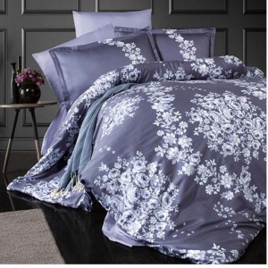 Lenjerie de pat bumbac satinat model Melrose cu model floral alb, accente elegante și fundal gri închis