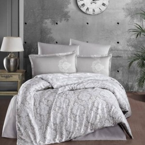 Lenjerie de pat bumbac satinat model Toledo cu model floral alb, accente elegante și fundal gri deschis