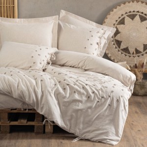 Lenjerie de pat din in și bumbac Cotton Box Arie cu detalii brodate, prezentată într-un dormitor elegant și rafinat.