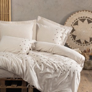 Lenjerie de pat din in și bumbac Cotton Box Arie cu detalii brodate, prezentată într-un dormitor elegant și rafinat.