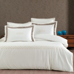 Lenjerie de pat King Merisa Rock din bumbac egiptean Silk Satin 400 TC, cu broderie geometrică fină și bordură taupe, pentru un dormitor elegant.
