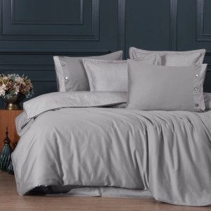 Lenjerie de pat King Myron Ash din bumbac egiptean Silk Satin 400 TC, gri perlat, cu nasturi decorativi și țesătură premium pentru un somn luxos.