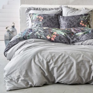 Lenjerie de pat din satin premium, model Espo, cu design elegant în nuanțe de gri și imprimeu floral sofisticat.