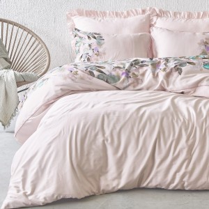Lenjerie de pat satin premium, model Hiro, cu design floral elegant pe fundal roz pastel și volane rafinate.