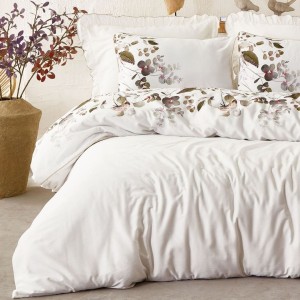 Lenjerie de pat satin premium, model Noa, cu imprimeu floral elegant pe fundal alb și volane sofisticate.