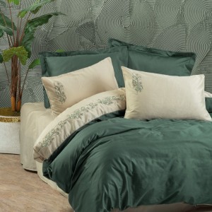 Lenjerie de pat verde închis din satin cu broderii delicate, model Cotton Box Andy, realizată din bumbac 100% satinat.