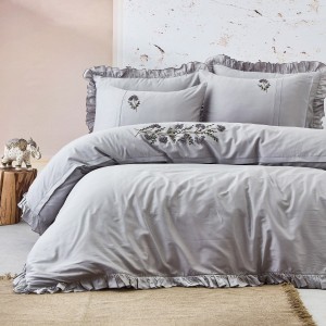 Lenjerie de pat premium din satin de lux, model Issel Gri, cu broderie elegantă și volane sofisticate.