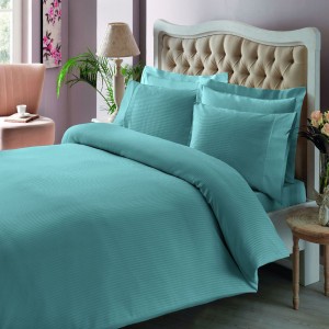 Lenjerie de pat bleu din satin cu dungi fine, model TAC Stripe Aqua, realizată din bumbac 100% satinat.
