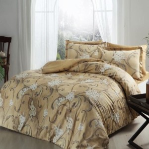 Lenjerie de pat dublu satin de lux TAC model Senja cappuccino cu design floral, fabricată din 100% bumbac satinat.