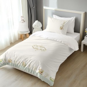 Lenjerie de pat 1 persoană, bumbac 100%, model pascal YoYo, decorată cu iepurași simpatici printre flori și detalii botanice delicate.