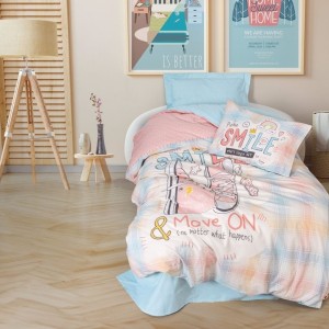 Set lenjerie pat 1 persoană Smile Cotton Box din bumbac 100 % ranforce, imprimeu carouri pastel cu teniși roz și texte „Smile & Move On”