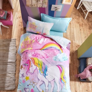 Set de lenjerie de pat pentru copii din bumbac 100% ranforce, moale și confortabil, cu design magic cu unicorni și curcubeie.