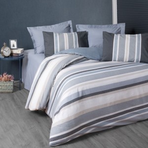 Set de lenjerie de pat din bumbac, moale și confortabil, cu design modern în dungi, într-un dormitor elegant.