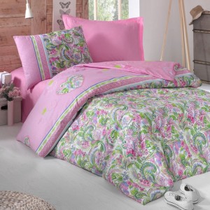 Set de lenjerie de pat din bumbac, moale și confortabil, cu design floral vibrant în nuanțe de roz și verde.