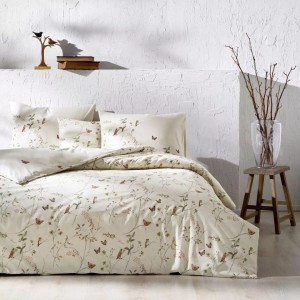 Lenjerie de pat TAC Reborn Melle pentru o persoană cu model floral și fluturi, din bumbac reciclat, în dormitor sustenabil
