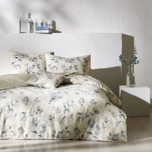 Lenjerie de pat TAC Reborn Naia pentru o persoană, design floral albastru și gri pe fond deschis, într-un dormitor modern și luminos