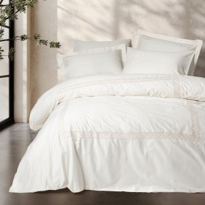 Lenjerie pat Riley Ecru CottonBox 200x220 cm cu broderie circulara si design modern