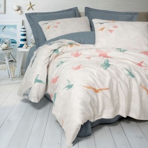 Lenjerie de pat dublu bumbac 100% ranforce, Cotton Box Kaija, cu imprimeu pescăruși colorați în pastel pe fundal crem texturat, cearceaf gri contrastant