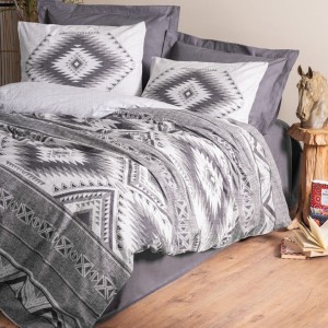 Lenjerie de pat din bumbac 100% ranforce, de la Cotton Box, model Delos Antracit, cu design geometric în alb și gri închis.