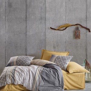 Lenjerie de pat dublu din bumbac 100% ranforce, model Nedra Beige, cu design în dungi și motive geometrice în nuanțe de gri, bej și galben pe fundal bej.