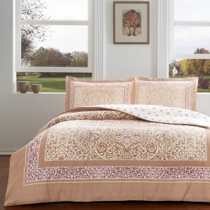 Lenjerie de pat TAC cu model ornamental în nuanțe de bej și burgundy, cearceaf și fețe de pernă din mako-satin