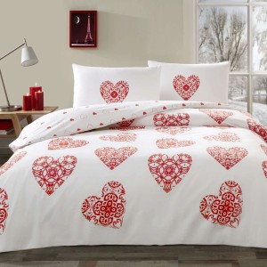 Lenjerie de pat din bumbac 100% ranforce model Cordelia cu design romantic de inimi roșii pe fundal alb.