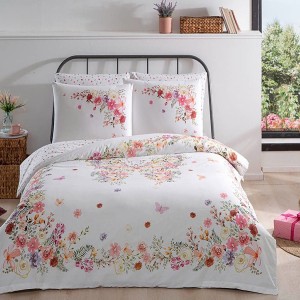 Lenjerie de pat dublu Victoria de la TAC, bumbac 100% ranforce, decorată cu modele florale colorate pe fond alb, set de 4 piese, perfectă pentru un dormitor luminos și aerisit.