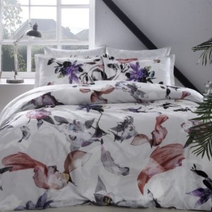 Lenjerie de pat dublu satin de lux TAC model Garoa cu imprimeu floral digital și culori pastelate, fabricată din 100% bumbac satinat.