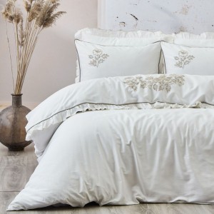 Lenjerie de pat premium din satin de lux, model Meria Ecru, cu broderie elegantă și volane sofisticate.