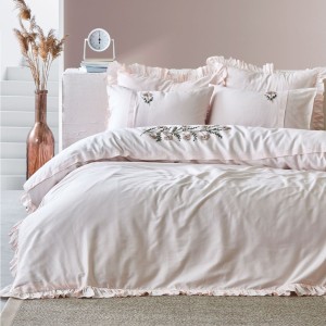 Lenjerie de pat premium din satin de lux, model Issel Roz, cu broderie rafinată și volane elegante.