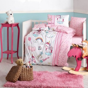 Set lenjerie pătuț Unicorn Roz Cotton Box din bumbac 100 % ranforce, imprimeu unicorni, curcubee și steluțe pe fond alb cu buline roz