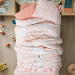 Set lenjerie pătuț Rapeti Somon Cotton Box din bumbac 100 % ranforce, fundal roz pudră cu iepuraș și balon-umbreluță