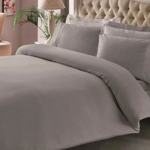 Lenjerie de pat gri deschis din satin cu dungi fine, model TAC Stripe King, realizată din bumbac 100% satinat.