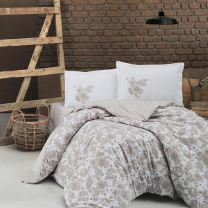 Lenjerie de pat dublu bumbac 100% ranforce Ralex Pucioasa Raven V1 cu design floral clasic în nuanțe de bej și alb.