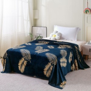 Pătură cocolino 200x230 cm cu frunze aurii pe fundal bleumarin – model tropical elegant