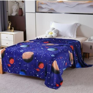 Pătură cocolino cu planete, stele și rachete pe fundal bleumarin – 200x230 cm