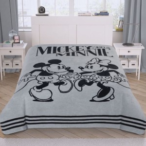 Pătură de lux Disney pentru pat dublu cu Mickey și Minnie Mouse, în culori gri și negru, din poliester 100%, dimensiune 200x220 cm, cu desene animate și text Mickey and Minnie.