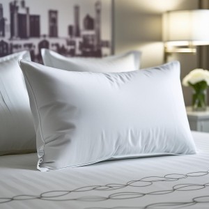 pernă hotel antialergică albă 50×70 cm, pufosă ca un nor, pe pat elegant