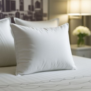 pernă hotel antialergică 70x70 cm bumbac Percale albă, pufoasă, pe pat elegant