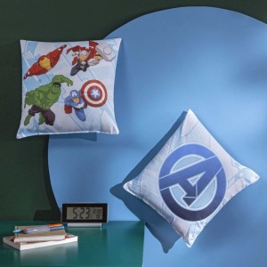 Pernuță decorativă TAC Avengers 40×40 cm – față cu eroi Marvel, verso cu logo „A”